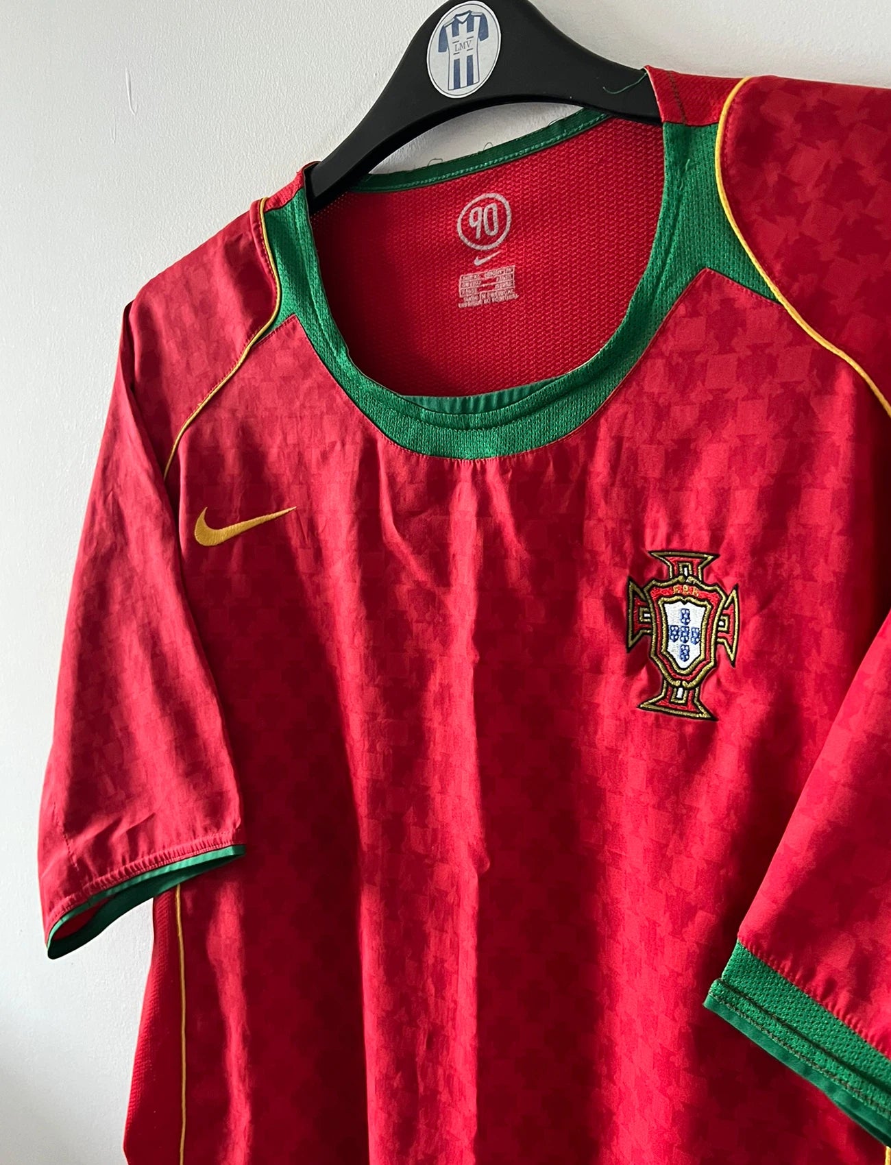 Maillot de foot vintage domicile rouge du portugal 2004. On peut retrouver l'équipementier Nike. Il s'agit d'un maillot authentique d'époque