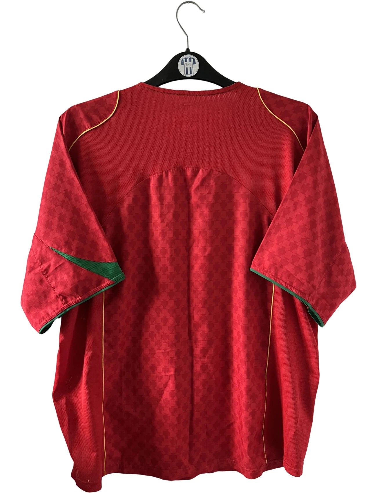 Maillot de foot vintage domicile rouge du portugal 2004. On peut retrouver l'équipementier Nike. Il s'agit d'un maillot authentique d'époque