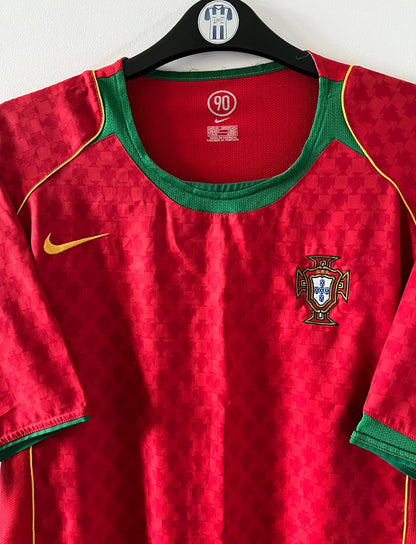 Maillot de foot vintage domicile rouge du portugal 2004. On peut retrouver l'équipementier Nike. Il s'agit d'un maillot authentique d'époque