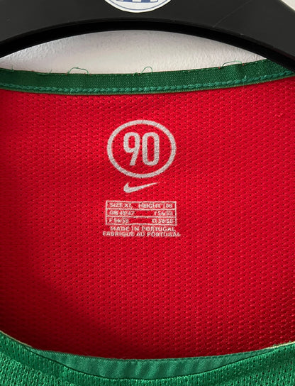 Maillot de foot vintage domicile rouge du portugal 2004. On peut retrouver l'équipementier Nike. Il s'agit d'un maillot authentique d'époque