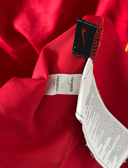 Maillot de foot vintage domicile rouge du portugal 2004. On peut retrouver l'équipementier Nike. Il s'agit d'un maillot authentique d'époque