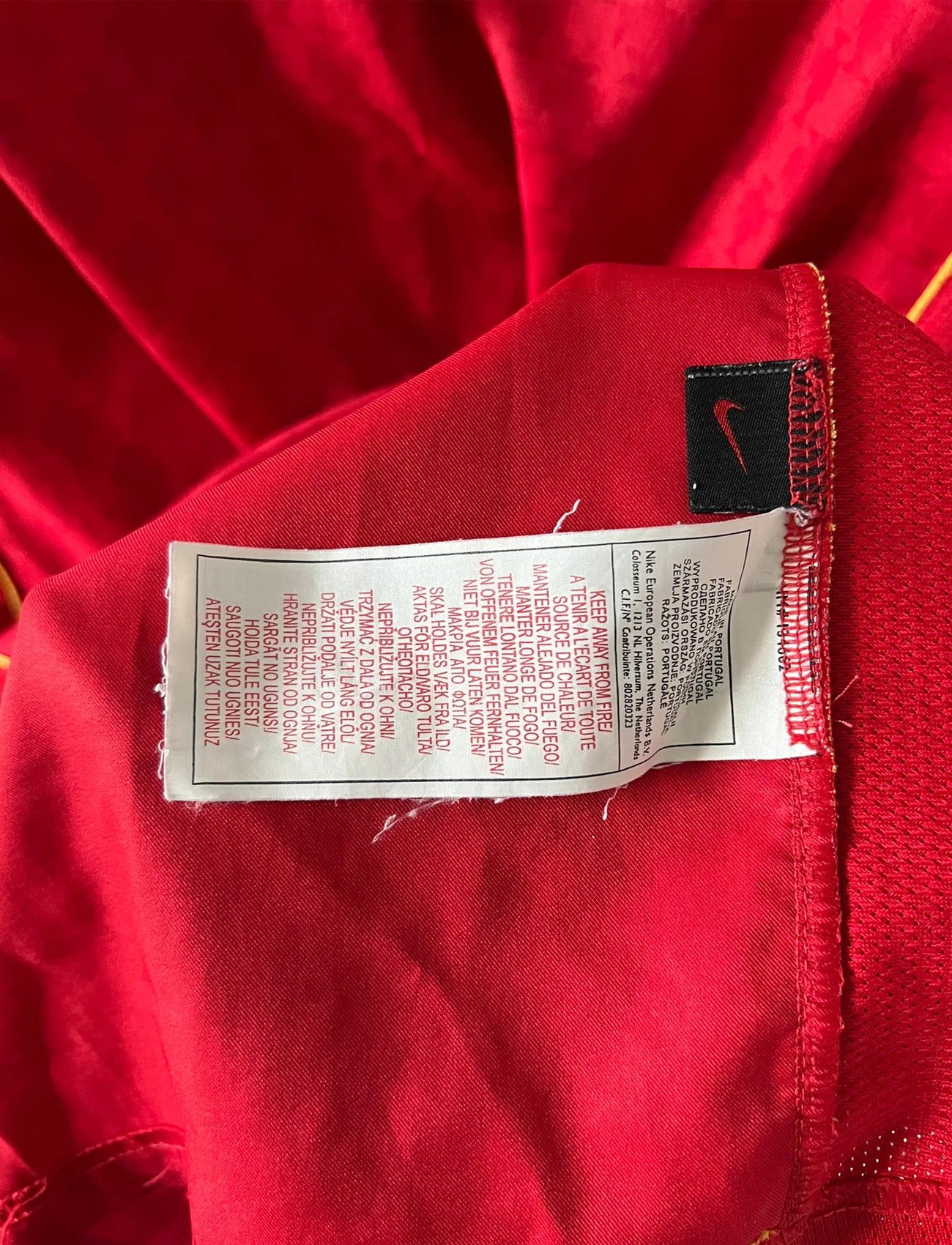 Maillot de foot vintage domicile rouge du portugal 2004. On peut retrouver l'équipementier Nike. Il s'agit d'un maillot authentique d'époque