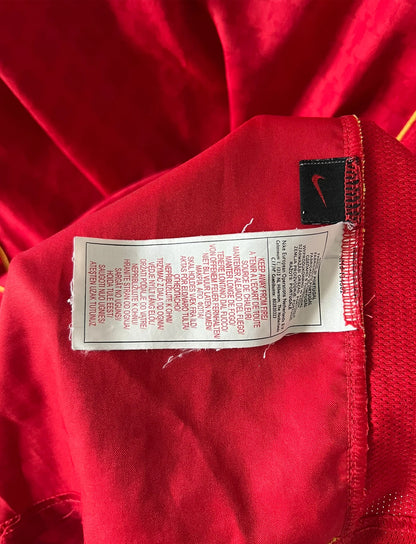 Maillot de foot vintage domicile rouge du portugal 2004. On peut retrouver l'équipementier Nike. Il s'agit d'un maillot authentique d'époque