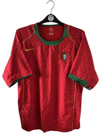 Maillot de foot vintage domicile rouge du portugal 2004. On peut retrouver l'équipementier Nike. Il s'agit d'un maillot authentique d'époque