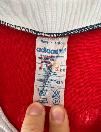 Maillot de foot vintage domicile bleu et rouge du PSG de la saison 1987/1988. On peut retrouver l'équipementier Adidas et le sponsor RTL, Canal + et La Cinq. Il s'agit d'un maillot authentique d'époque.