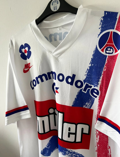 Maillot de foot vintage domicile blanc du PSG 1991/1992. On peut retrouver l'équipementier Nike et le sponsor Commodore et Muller. Le maillot est floqué du numéro 10 Valdo. Il s'agit d'un maillot authentique d'époque.