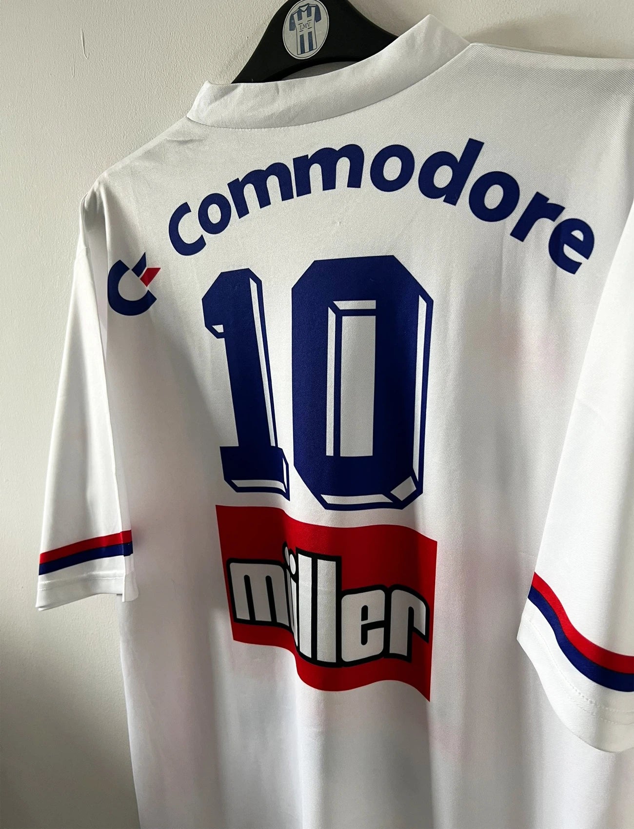 Maillot de foot vintage domicile blanc du PSG 1991/1992. On peut retrouver l'équipementier Nike et le sponsor Commodore et Muller. Le maillot est floqué du numéro 10 Valdo. Il s'agit d'un maillot authentique d'époque.