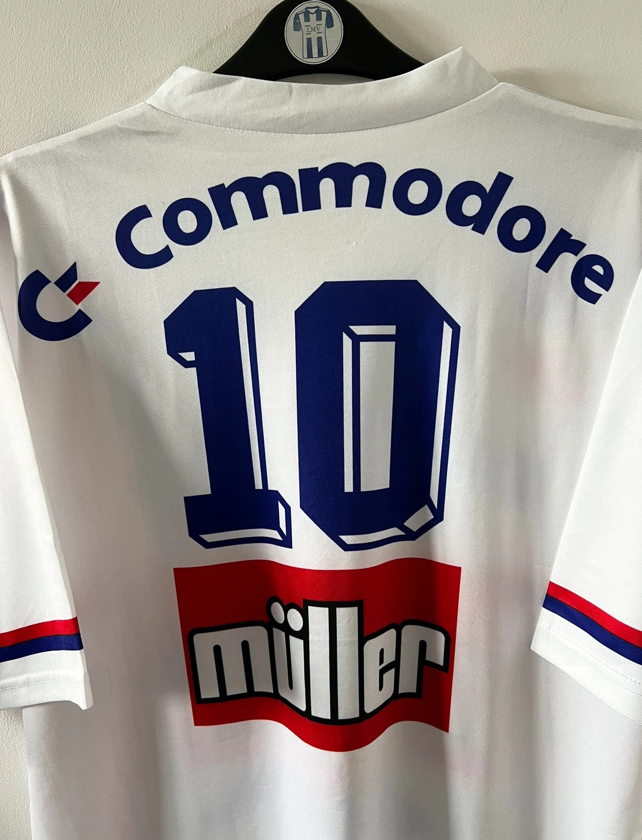 Maillot de foot vintage domicile blanc du PSG 1991/1992. On peut retrouver l'équipementier Nike et le sponsor Commodore et Muller. Le maillot est floqué du numéro 10 Valdo. Il s'agit d'un maillot authentique d'époque.