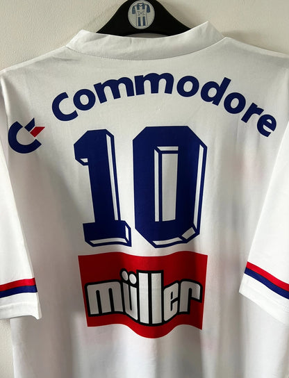 Maillot de foot vintage domicile blanc du PSG 1991/1992. On peut retrouver l'équipementier Nike et le sponsor Commodore et Muller. Le maillot est floqué du numéro 10 Valdo. Il s'agit d'un maillot authentique d'époque.