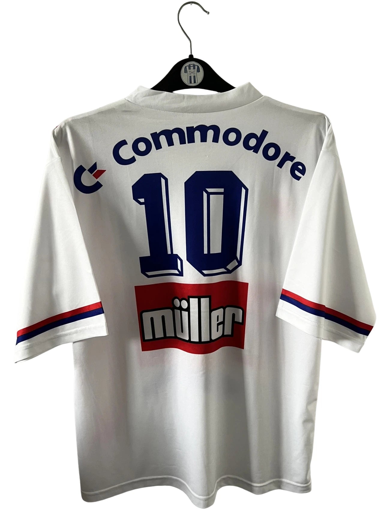 Maillot de foot vintage domicile blanc du PSG 1991/1992. On peut retrouver l'équipementier Nike et le sponsor Commodore et Muller. Le maillot est floqué du numéro 10 Valdo. Il s'agit d'un maillot authentique d'époque.