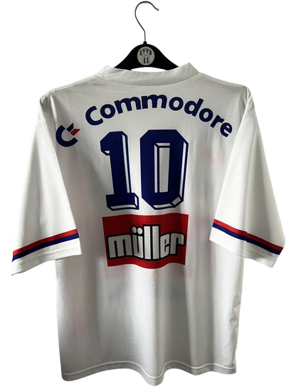 Maillot de foot vintage domicile blanc du PSG 1991/1992. On peut retrouver l'équipementier Nike et le sponsor Commodore et Muller. Le maillot est floqué du numéro 10 Valdo. Il s'agit d'un maillot authentique d'époque.
