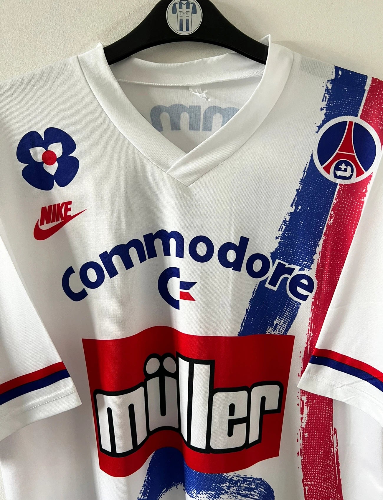 Maillot de foot vintage domicile blanc du PSG 1991/1992. On peut retrouver l'équipementier Nike et le sponsor Commodore et Muller. Le maillot est floqué du numéro 10 Valdo. Il s'agit d'un maillot authentique d'époque.