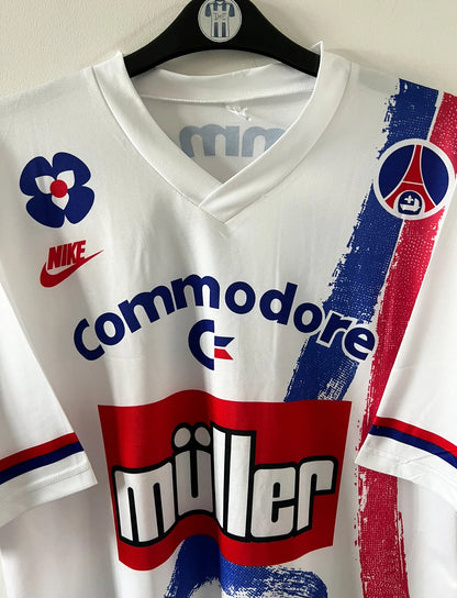 Maillot de foot vintage domicile blanc du PSG 1991/1992. On peut retrouver l'équipementier Nike et le sponsor Commodore et Muller. Le maillot est floqué du numéro 10 Valdo. Il s'agit d'un maillot authentique d'époque.