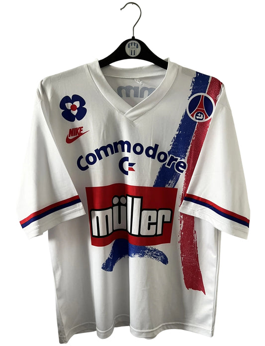 Maillot de foot vintage domicile blanc du PSG 1991/1992. On peut retrouver l'équipementier Nike et le sponsor Commodore et Muller. Le maillot est floqué du numéro 10 Valdo. Il s'agit d'un maillot authentique d'époque.