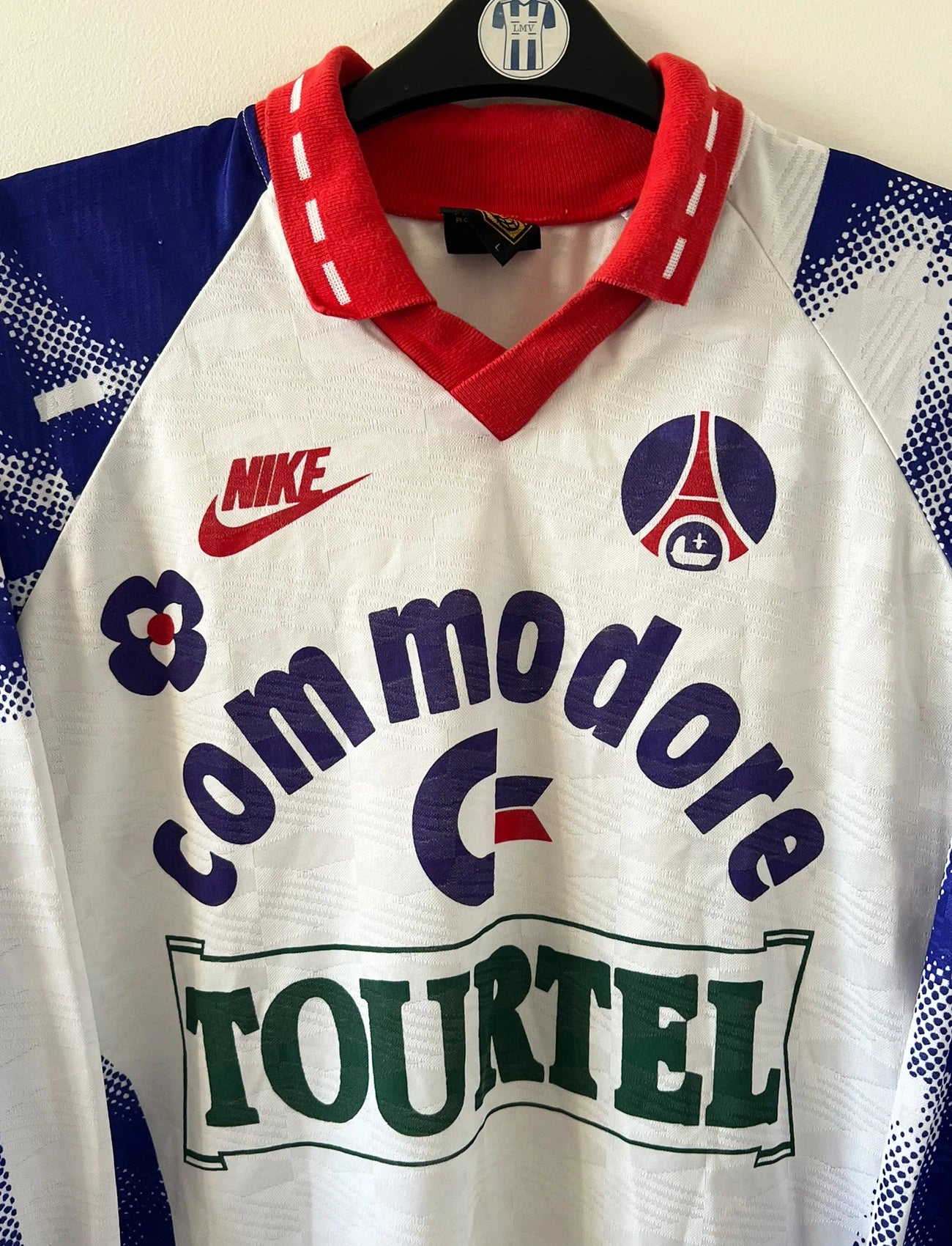 Maillot de foot vintage domicile blanc du PSG de la saison 1992/1993. On peut retrouver l'équipementier Nike et le sponsor Tourtel et Commodore. Il s'agit d'un maillot authentique d'époque.