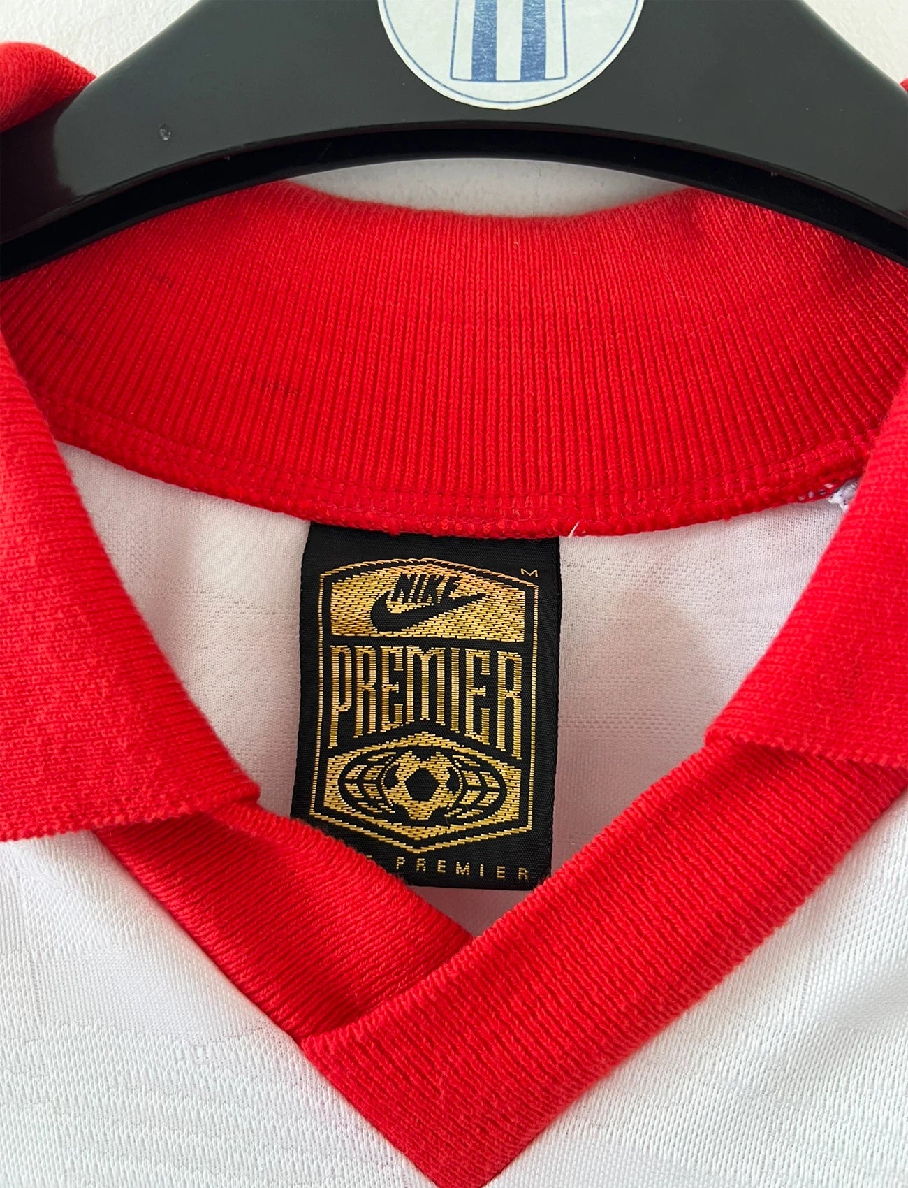 Maillot de foot vintage domicile blanc du PSG de la saison 1992/1993. On peut retrouver l'équipementier Nike et les sponsors Commoore et Tourtel. Il s'agit d'un maillot authentique d'époque.