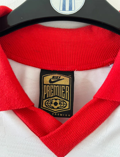 Maillot de foot vintage domicile blanc du PSG de la saison 1992/1993. On peut retrouver l'équipementier Nike et les sponsors Commoore et Tourtel. Il s'agit d'un maillot authentique d'époque.