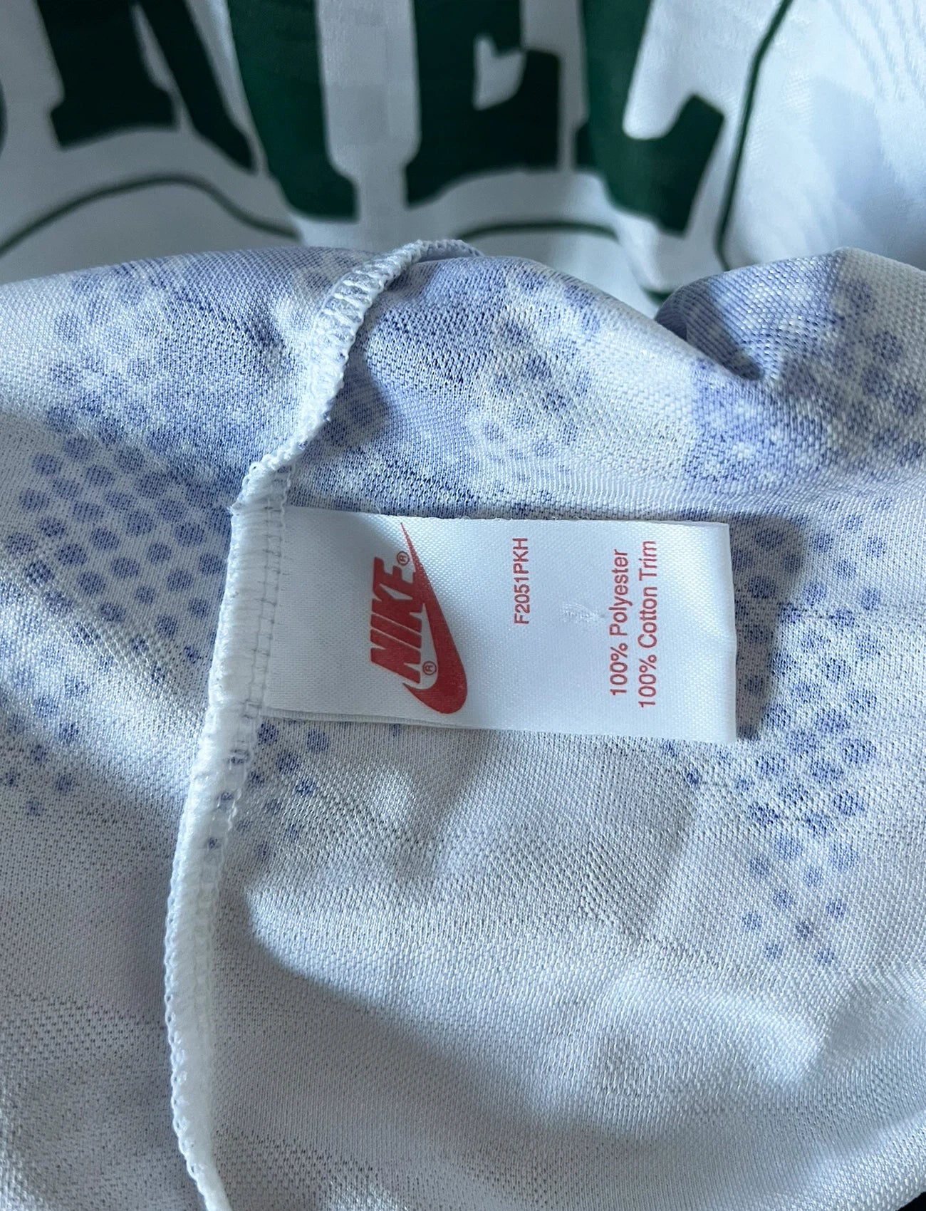 Maillot de foot vintage domicile blanc du PSG de la saison 1992/1993. On peut retrouver l'équipementier Nike et le sponsor Tourtel et Commodore. Il s'agit d'un maillot authentique d'époque.