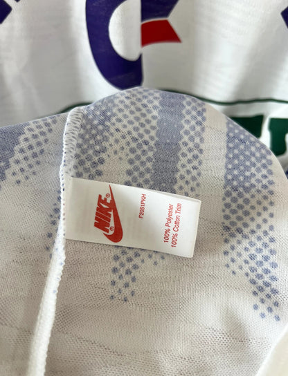 Maillot de foot vintage domicile blanc du PSG de la saison 1992/1993. On peut retrouver l'équipementier Nike et les sponsors Commoore et Tourtel. Il s'agit d'un maillot authentique d'époque.