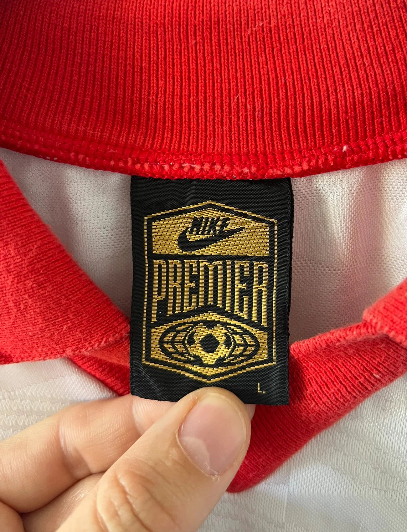 Maillot de foot vintage domicile blanc du PSG de la saison 1992/1993. On peut retrouver l'équipementier Nike et le sponsor Tourtel et Commodore. Il s'agit d'un maillot authentique d'époque.