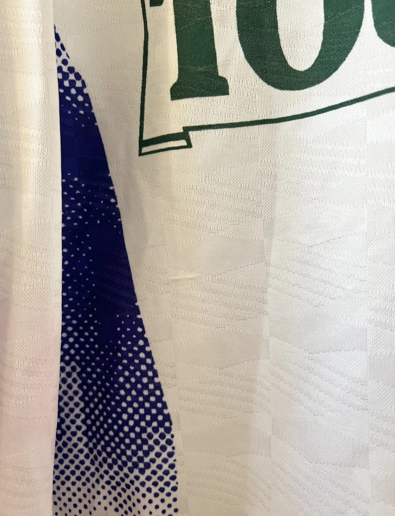 Maillot de foot vintage domicile blanc du PSG de la saison 1992/1993. On peut retrouver l'équipementier Nike et le sponsor Tourtel et Commodore. Il s'agit d'un maillot authentique d'époque.