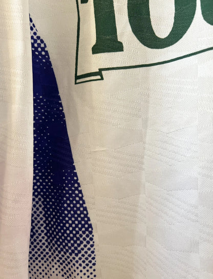 Maillot de foot vintage domicile blanc du PSG de la saison 1992/1993. On peut retrouver l'équipementier Nike et le sponsor Tourtel et Commodore. Il s'agit d'un maillot authentique d'époque.