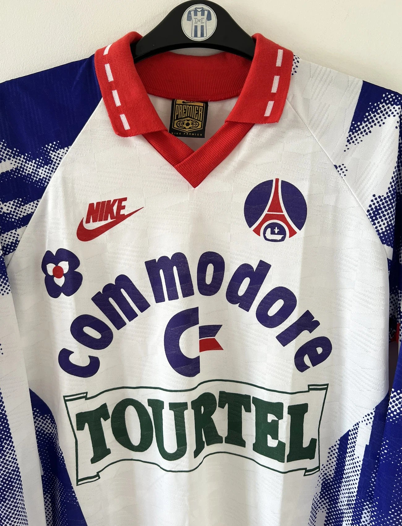 Maillot de foot vintage domicile blanc du PSG de la saison 1992/1993. On peut retrouver l'équipementier Nike et les sponsors Commoore et Tourtel. Il s'agit d'un maillot authentique d'époque.