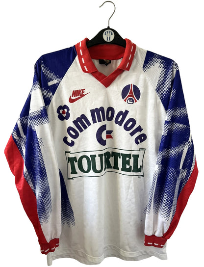Maillot de foot vintage domicile blanc du PSG de la saison 1992/1993. On peut retrouver l'équipementier Nike et le sponsor Tourtel et Commodore. Il s'agit d'un maillot authentique d'époque.