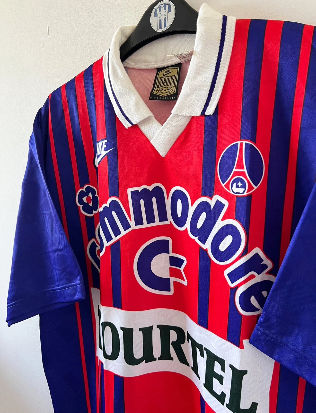 Maillot de foot vintage domicile rouge et bleu du PSG 1993/1994. On peut retrouver l'équipementier Nike et les sponsors Tourtel et commodore. Il s'agit d'un maillot authentique d'époque.