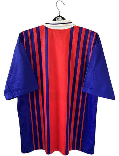 Maillot de foot vintage domicile rouge et bleu du PSG 1993/1994. On peut retrouver l'équipementier Nike et les sponsors Tourtel et commodore. Il s'agit d'un maillot authentique d'époque.