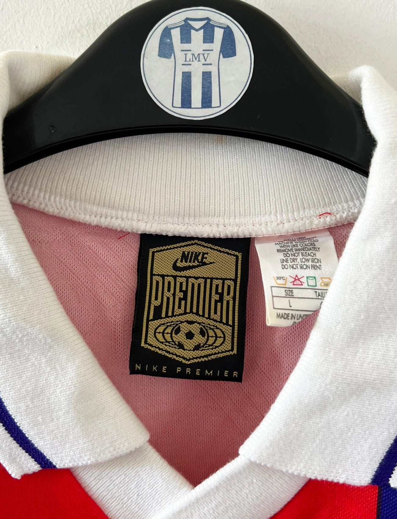 Maillot de foot vintage domicile rouge et bleu du PSG 1993/1994. On peut retrouver l'équipementier Nike et les sponsors Tourtel et commodore. Il s'agit d'un maillot authentique d'époque.