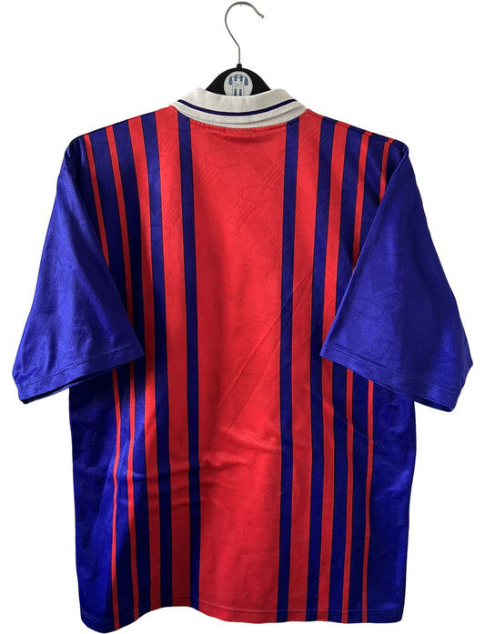 Maillot de foot vintage domicile rouge et bleu du PSG 1993/1994. On peut retrouver l'équipementier Nike et le sponsor Tourtel et Commodore. Il s'agit d'un maillot authentique d'époque.