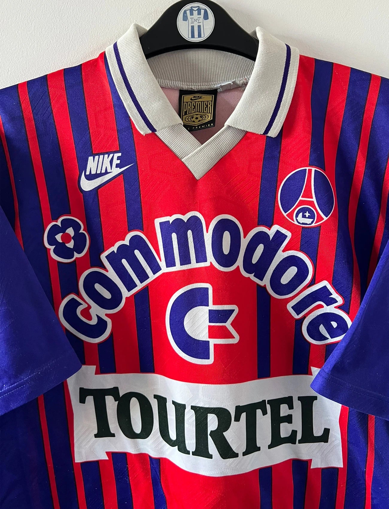 Maillot de foot vintage domicile rouge et bleu du PSG 1993/1994. On peut retrouver l'équipementier Nike et le sponsor Tourtel et Commodore. Il s'agit d'un maillot authentique d'époque.