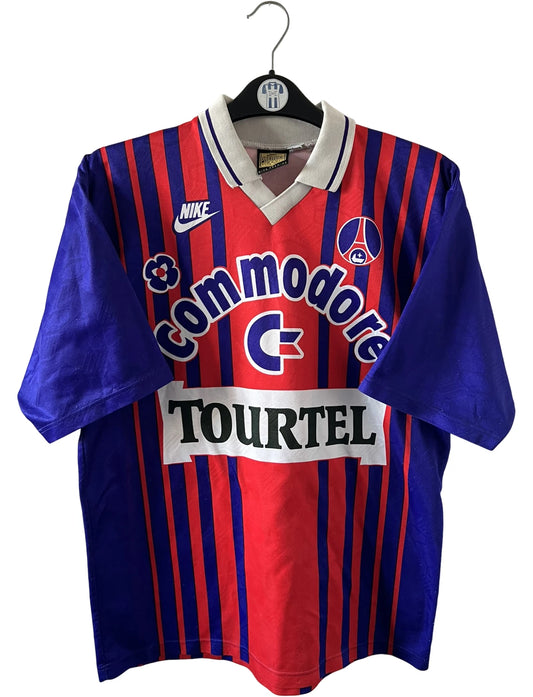 Maillot de foot vintage domicile rouge et bleu du PSG 1993/1994. On peut retrouver l'équipementier Nike et le sponsor Tourtel et Commodore. Il s'agit d'un maillot authentique d'époque.