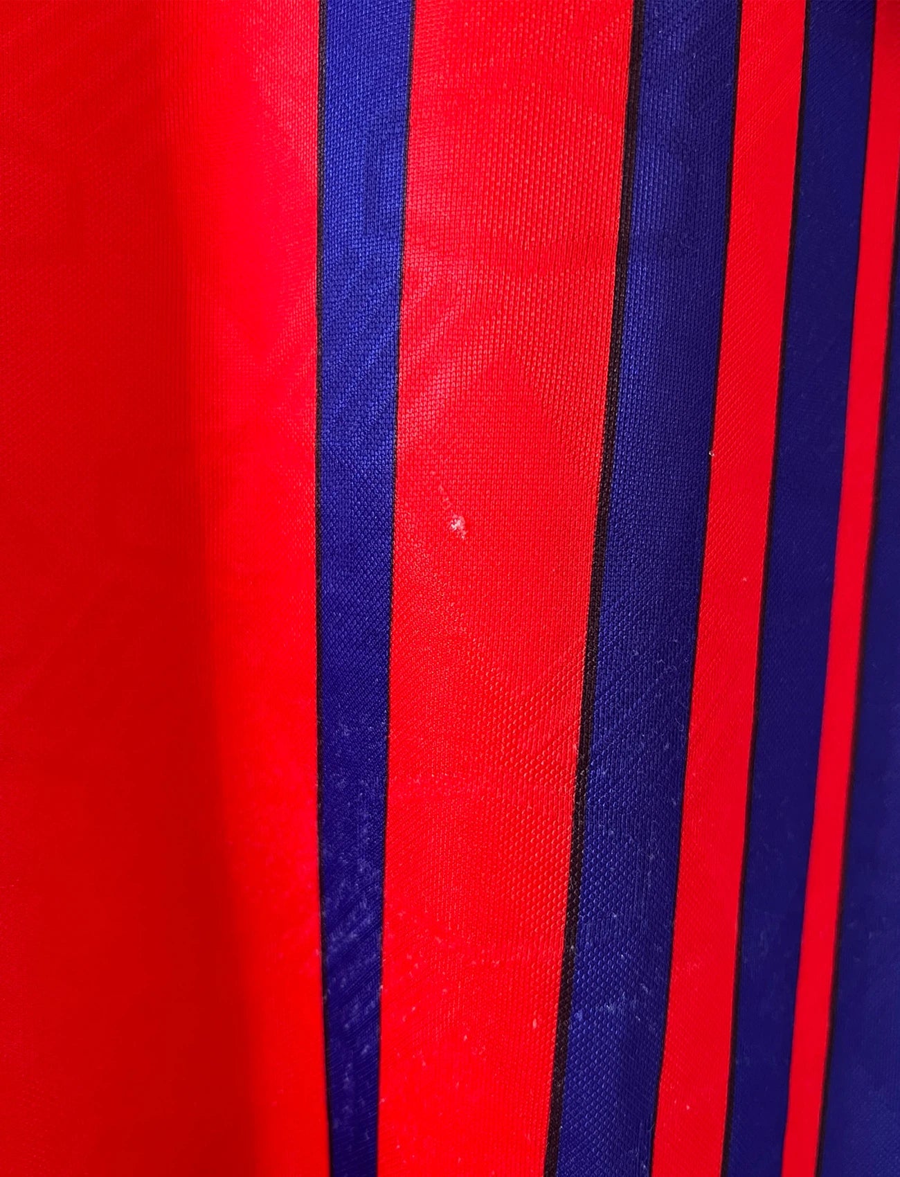 Maillot vintage domicile rouge et bleu du PSG de la saison 1993/1994. On peut retrouver l'équipementier nike, le sponsor commodore et le sponsor tourtel. Il s'agit d'un maillot authentique d'époque.