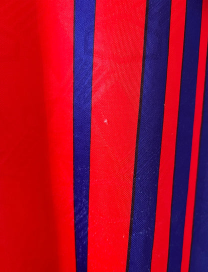 Maillot vintage domicile rouge et bleu du PSG de la saison 1993/1994. On peut retrouver l'équipementier nike, le sponsor commodore et le sponsor tourtel. Il s'agit d'un maillot authentique d'époque.