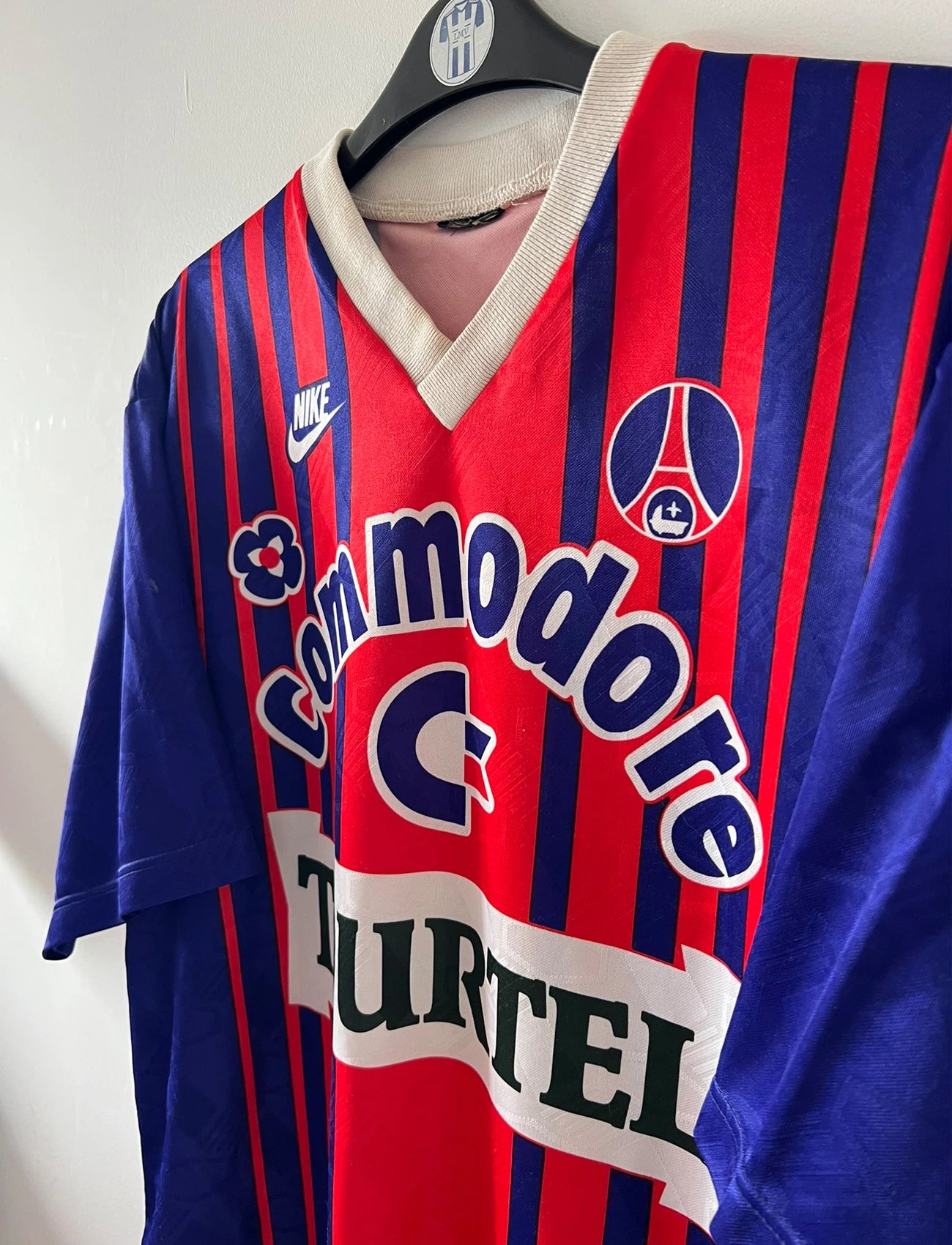 Maillot de foot vintage domicile rouge et bleu du PSG 1993/1994. On peut retrouver l'équipementier Nike et le sponsor Tourtel. Il s'agit d'un maillot authentique d'époque.