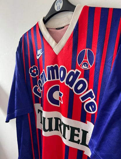 Maillot de foot vintage domicile rouge et bleu du PSG 1993/1994. On peut retrouver l'équipementier Nike et le sponsor Tourtel. Il s'agit d'un maillot authentique d'époque.