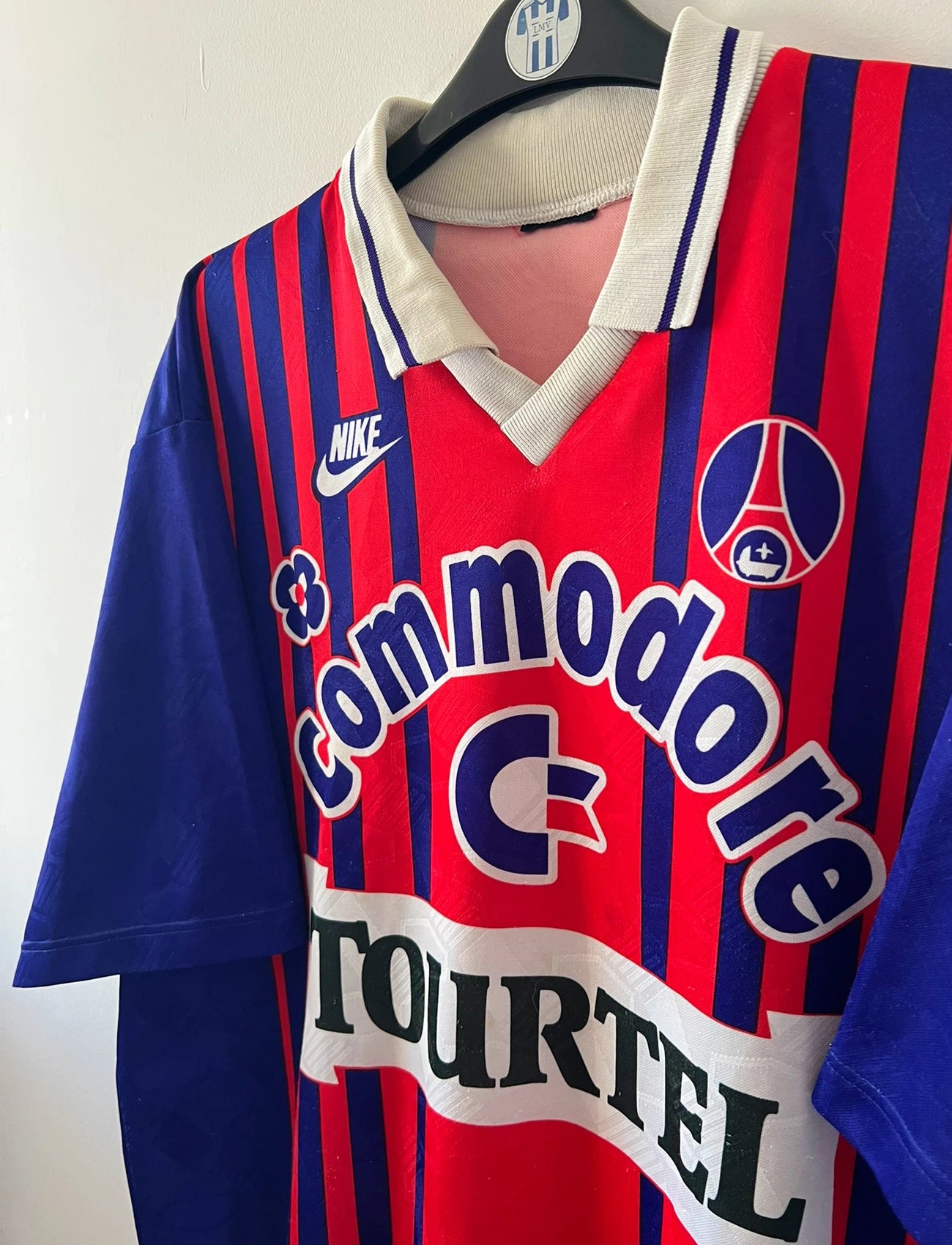 Maillot vintage domicile rouge et bleu du PSG de la saison 1993/1994. On peut retrouver l'équipementier nike, le sponsor commodore et le sponsor tourtel. Il s'agit d'un maillot authentique d'époque.
