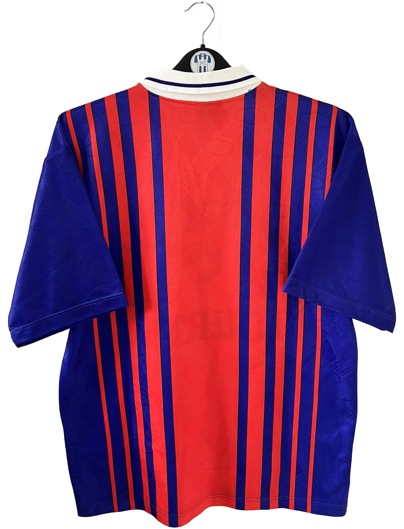 Maillot vintage domicile rouge et bleu du PSG de la saison 1993/1994. On peut retrouver l'équipementier nike, le sponsor commodore et le sponsor tourtel. Il s'agit d'un maillot authentique d'époque.