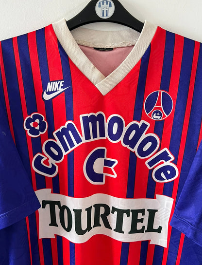 Maillot de foot vintage domicile rouge et bleu du PSG 1993/1994. On peut retrouver l'équipementier Nike et le sponsor Tourtel. Il s'agit d'un maillot authentique d'époque.