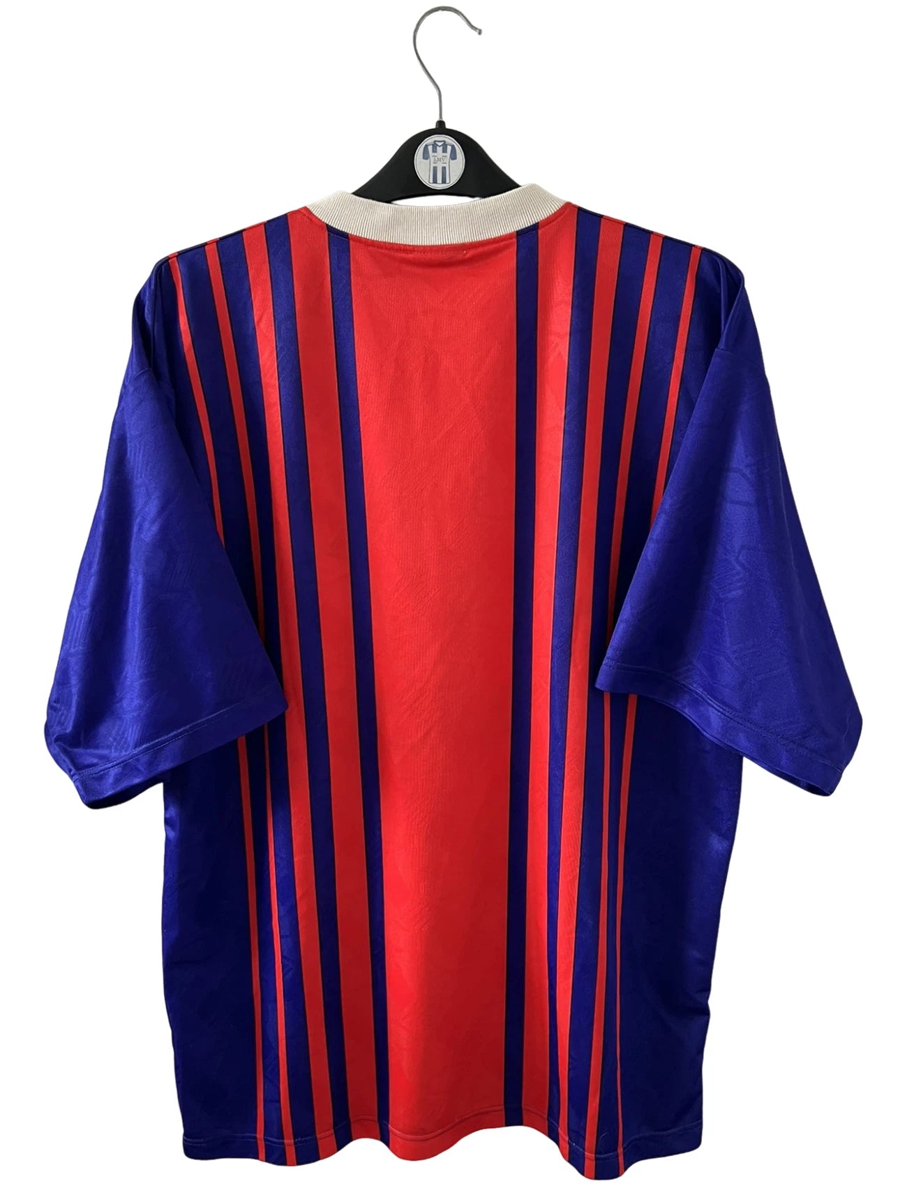 Maillot de foot vintage domicile rouge et bleu du PSG 1993/1994. On peut retrouver l'équipementier Nike et le sponsor Tourtel. Il s'agit d'un maillot authentique d'époque.