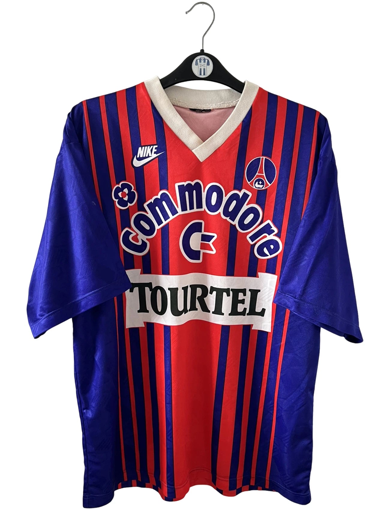 Maillot de foot vintage domicile rouge et bleu du PSG 1993/1994. On peut retrouver l'équipementier Nike et le sponsor Tourtel. Il s'agit d'un maillot authentique d'époque.