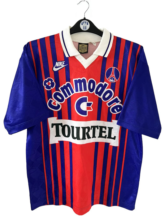 Maillot vintage domicile rouge et bleu du PSG de la saison 1993/1994. On peut retrouver l'équipementier nike, le sponsor commodore et le sponsor tourtel. Il s'agit d'un maillot authentique d'époque.