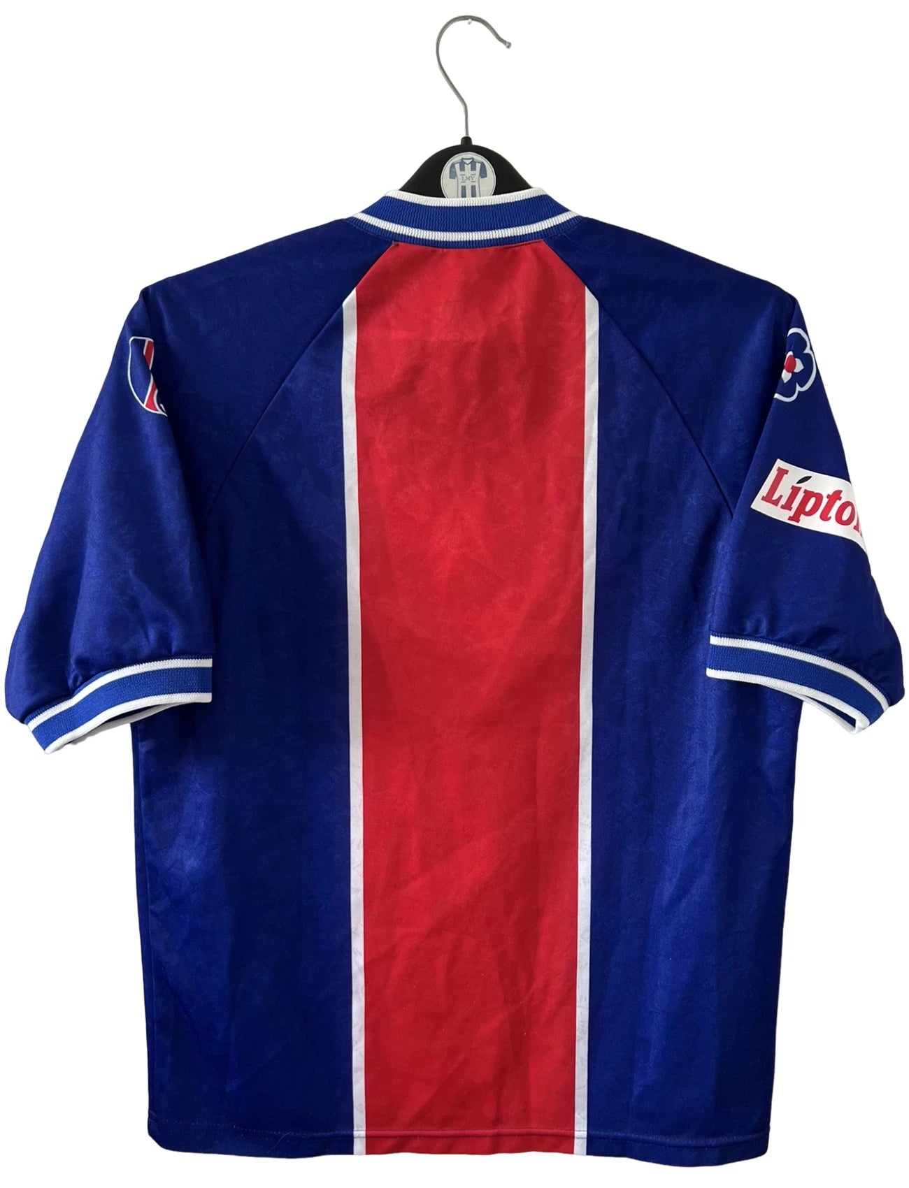 Maillot de foot vintage domicile bleu et rouge du PSG 1994/1995. On peut retrouver l'équipementier Nike et les sponsor SEAT, Tourtel et Liptonic. Il s'agit d'un maillot authentique d'époque.