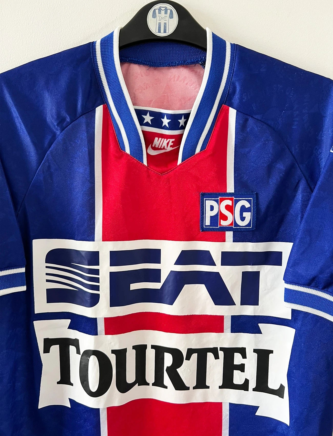Maillot de foot vintage domicile bleu et rouge du PSG 1994/1995. On peut retrouver l'équipementier Nike et les sponsor SEAT, Tourtel et Liptonic. Il s'agit d'un maillot authentique d'époque.