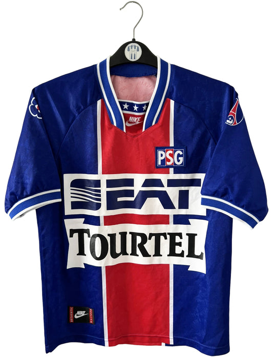 Maillot de foot vintage domicile bleu et rouge du PSG 1994/1995. On peut retrouver l'équipementier Nike et les sponsor SEAT, Tourtel et Liptonic. Il s'agit d'un maillot authentique d'époque.