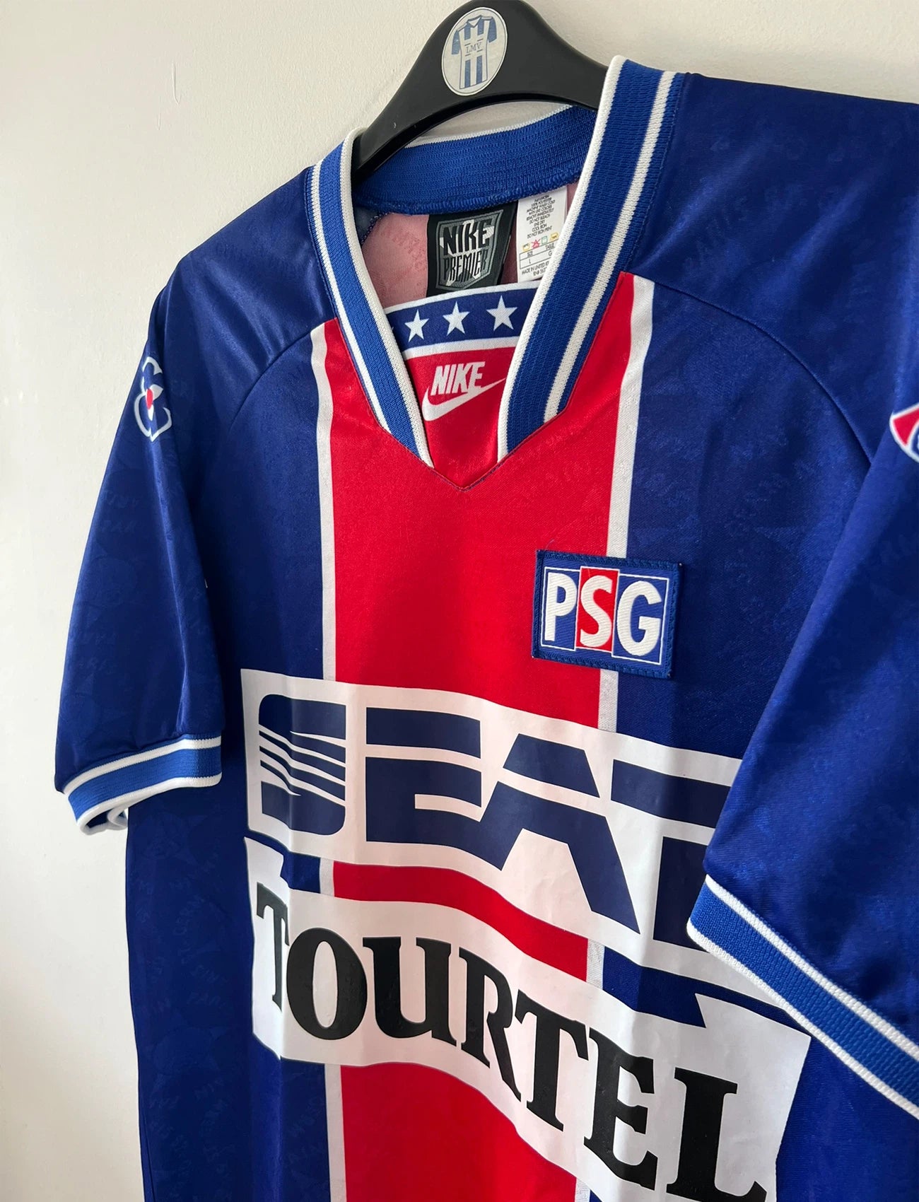 Maillot de foot vintage domicile bleu du PSG 1994/1995. On peut retrouver l'équipementier Nike et les sponsors Seat, Tourtel et Liptonic. Il s'agit d'un maillot authentique d'époque.