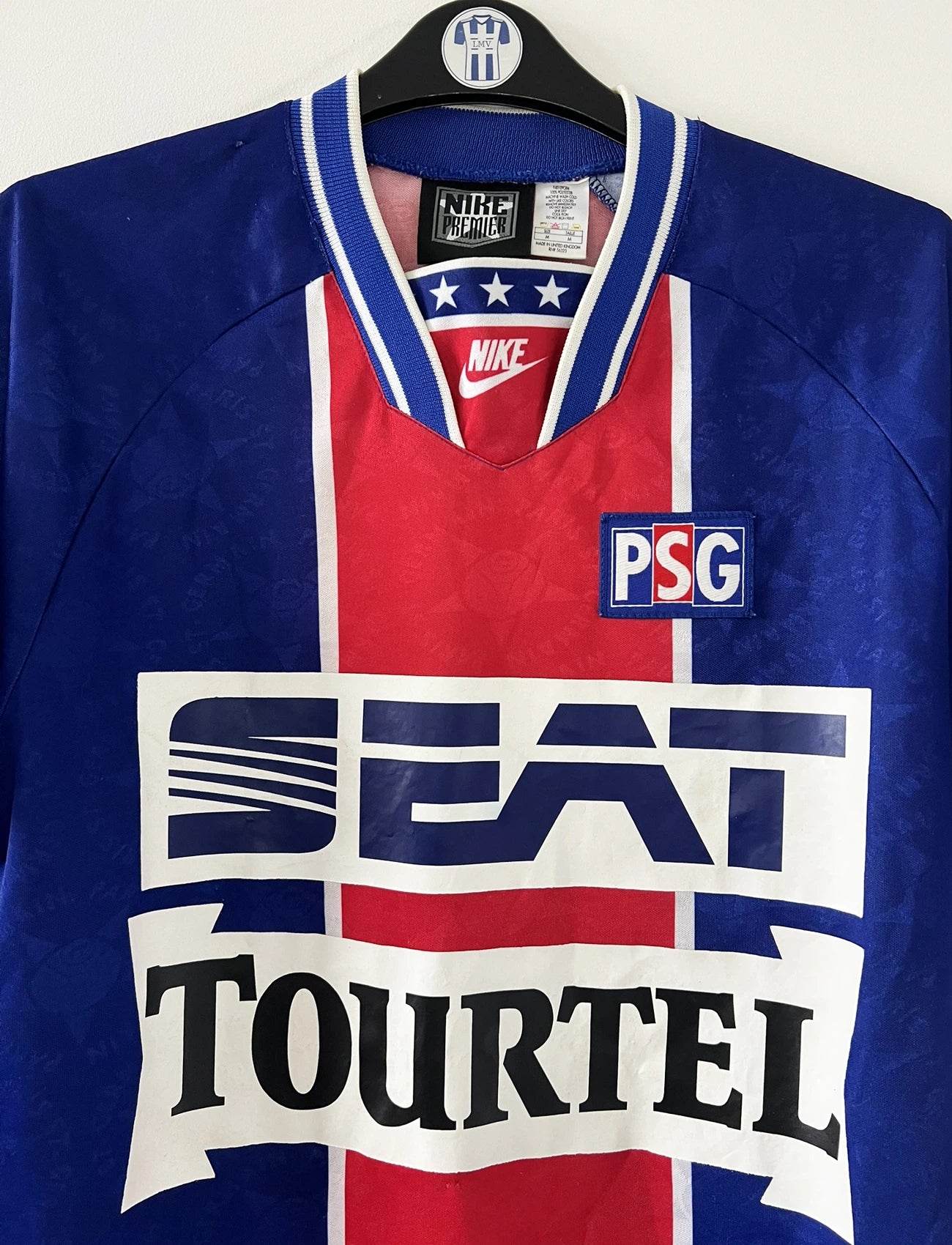 Maillot de foot vintage domicile bleu et rouge du PSG de la saison 1994/1995. On peut retrouver l'équipementier Nike et les sponsors Seat, Tourtel et Liptonic. Il s'agit d'un maillot authentique d'époque.