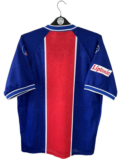 Maillot de foot vintage domicile bleu du PSG 1994/1995. On peut retrouver l'équipementier Nike et les sponsors Seat, Tourtel et Liptonic. Il s'agit d'un maillot authentique d'époque.